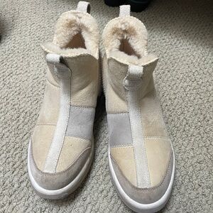 Decker x lab - white boots size 6.5